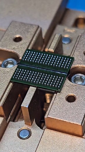 Nous avons reçu une PlayStation 5 présentant un problème de fonctionnement : à l’allumage, l’appareil affiche une lumière bleue pendant une seconde, puis s’éteint automatiquement. Après un diagnostic approfondi, nous avons identifié une défaillance au niveau de la mémoire RAM. Malgré le remplacement des deux barrettes RAM, le problème persiste. Toutes les interventions nécessaires ont été effectuées dans les règles de l’art, mais malheureusement, cela n’a pas permis de résoudre la panne #tunisia