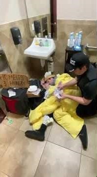 Angel Cop surprises homeless man!🥰👏🏻🙌🏻😱