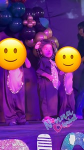 Mamá chillando viendo a su bebé bailar en su festival, el bebe bailando : jajaja no se movió nada #jajaja #ninnaisabel #maternidadconhumor #findecurso | Ninna Isabel