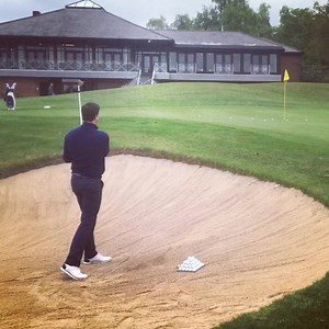 Head pro Jon Dry showing our Mizuno Golf Pairs Tour finalists how to handle the sand at Bearwood Lakes Golf Club. | Mizuno Golf Europe