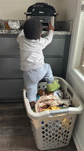 Shavavian | Virtual Assistant Agency on Instagram: "Darned if you do, darned if you don’t 👇🏾 We feel guilty for working, but we’re thankful to be able to make money. We feel guilty not working, but we’re grateful to be able to stay home raising our babies. We can’t win!! 🙄 But what if I told you, you CAN win? Six months into the pandemic, I was a brand new mom with a 6 month old. Fighting for my life postpartum. Craving mental stimulation. Desperate to contribute financially. Trying to figure