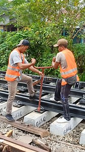 160K views · 787 reactions | Installing and tightening bolts on the new rails. (Pemasangan dan pengencangan baut di rel baru) #railway #railroad #railfans #train #amtrak #trainspotting #tgv #newrail | Bayu Santoso | Facebook