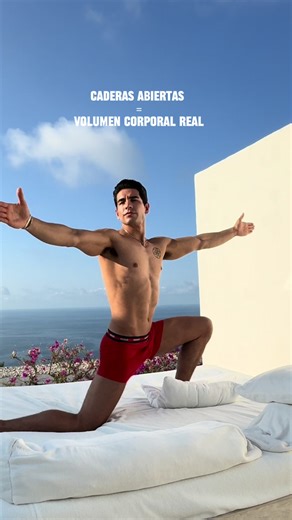 ¿Sabes por qué esto funciona? No es magia, es fisiología. La linfa es un líquido “perezoso”. No tiene bomba propia como el corazón. Se mueve cuando respiramos profundo y cuando nuestros músculos se contraen. La pelvis es como el cuello de una botella. Por la zona de la cadera pasan vías linfáticas y venosas importantes. Si vives sentado, con hiperlordosis o inclinación pélvica anterior constante, literalmente generas un “cuello estrecho”. El flujo se ralentiza. La otra llave es el diafragma. Si 