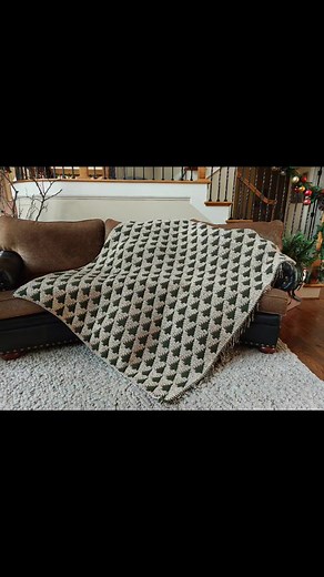 The Evergeen Forest mosaic crochet pattern is officially available! 🎄🎄 I can't thank you all enough for your patience and interest while I wrapped up this pattern! 😊 I honestly wasn't even planning on creating this blanket, it was a last minute whim, but how glad I am that I did. I hope this cute, cozy, simple blanket brings you all so much joy, happiness, comfort and love this holiday season and many more to come! 💚 I'd love to hear your thoughts as you crochet and see YOUR Evergreen Forest