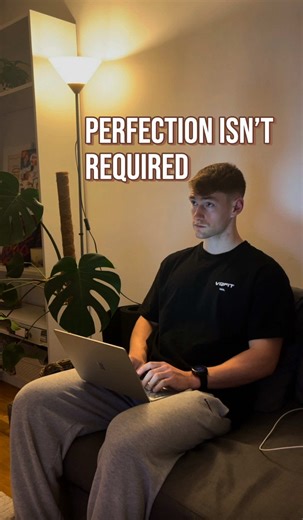 Most people think they need perfect Spanish before they arrive… They don’t Locals don’t expect flawless grammar, they expect effort The real problem isn’t making mistakes, it’s freezing and giving up when someone speaks to you That’s why most people arrive knowing words but still go quiet in conversations Confidence comes from practicing responses before the moment happens And that is EXACTLY what I focus on in my Spanish before Spain course Not perfect Spanish Prepared Spanish