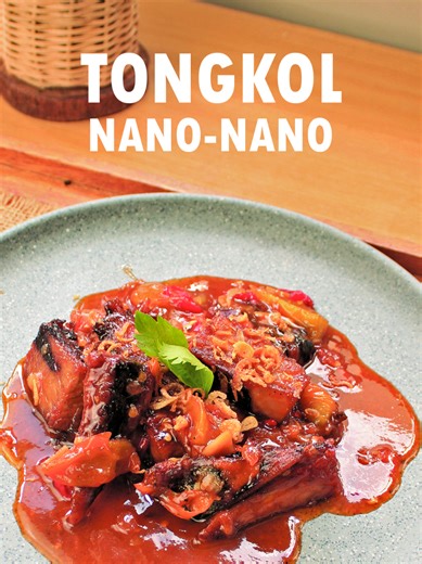 TONGKOL NANO-NANO BAHAN : 1. 1 Bamboe asam manis 2. 2 pack ikan tongkol yang sudah digoreng 3. 5 siung bawang merah 4. 3 siung bawang putih 5. 5 cabe rawit 6. 3 cabe keriting 7. 2 tomat hijau 8. 1 sdt gula merah 9. 50 ml air CARA MEMBUAT : 1. Tumis bawang merah dan bawang putih hingga kecoklatan 2. Tuang 1 Bamboe asam manis dan ikan tongkol 3. Aduk rata lalu tambahkan air 4. Masukkan gula merah, semua cabe dan tomat hijau 5. Masak hingga mengental, lalu cek rasa 6. Sajikan di piring dengan tabur