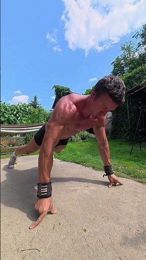 🔥 Calisthenics and 2-finger push-ups?! 🥷💪#calisthenics #workout #Fingerpush-ups