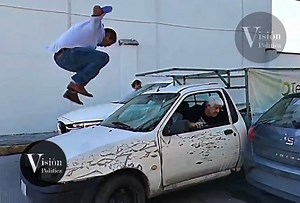 716K views · 3.1K reactions |  Así atacó este sujeto al conductor de una camionetita vieja y destartalada, furioso y con un bate de béisbol, por un accidente de tránsito sucedido esta tarde. Si lo reconocen, aporten datos, porque ya lo buscan para que responda por su violento descontrol en la calle Libertad, casi esquina con avenida Central, en #CiudadDelCarmen #Campeche | Visión Política Noticias | Facebook