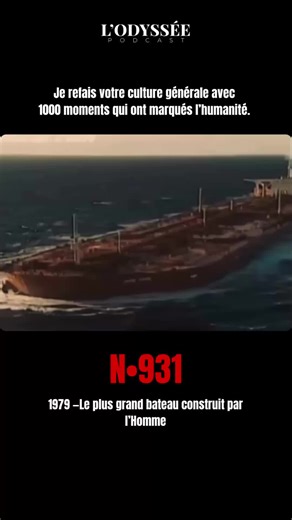En 1979, un supertanker colossal est mis à l’eau au Japon. Long de près de 458 m et large d’environ 69 m, ce géant des mers dépassait en taille la plupart des plus grands bâtiments et structures humaines. Ce navire, connu sous le nom de Seawise Giant (plus tard Knock Nevis), détenait le record du plus grand bateau auto-propulsé jamais construit. Sa simple présence sur l’eau donnait l’impression qu’il “râtelait” la surface, tant sa largeur et sa longueur dominaient l’horizon. Trop large pour pass