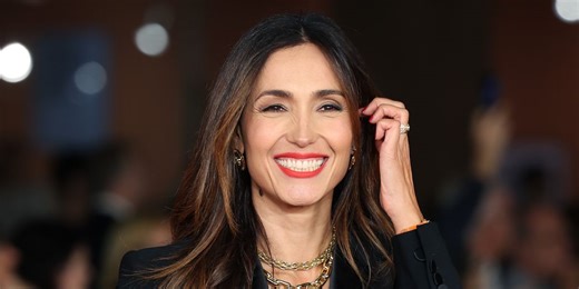 I pantaloni neri sartoriali di Caterina Balivo per la moda Primavera 2024