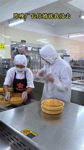 At the workstation in the mooncake factory, regain relaxation #MooncakeFactory #India