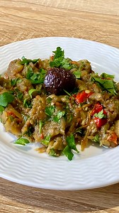 Μελιτζανοσαλάτα εύκολη συνταγή: Δες αναλυτικό βίντεο στα Σχόλια😍. Ακολούθησε με για περισσότερες απλές σπιτικές και γρήγορες συνταγές ❤️. 🍆 Υλικά:🔪3 μελιτζάνες φλάσκες 1 kg🔪 1 σκελίδα σκόρδο🔪 1 κόκκινη πιπεριά🔪 αλάτι🔪 μαύρο πιπέρι🔪 20 ml ξύδι βαλσάμικο🔪 50 ml ελαιόλαδο 🔪 1/2 ματσάκι μαϊντανό. #steliosmixailidis70 #steliosmixailidis #φαγητο #συνταγές #συνταγες #διατροφή #διατροφη #διαιτα #παιδια #παιδι #παιδί #μαμα #γυναίκα #γυναικα #αθήνα #αθηνα #Θεσσαλονίκη #ελλάδα #ελλαδα #κρήτη #κρη