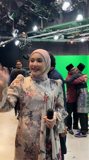 MeleTOP on Instagram: "MasyaAllah cantiknya Hannah ❤️ 📺 Astro Ria 104 | Astro GO | sooka ⏰ 9 malam Jom usha MeleTOP, setiap Selasa, 9 malam di Astro Ria, On Demand serta strim di Astro One & #sooka! Boleh layan di mana-mana saja, bila-bila masa! #JomUsha @MeleTOP #AstroOne #OnDemand #sooka MeleTOP"