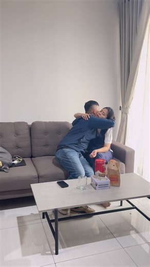 Tri Artaty Napitupulu on Instagram: "Bukannya nangis malah duel mukbang burger🫠😂 ga nangis lagi pas suami balik ke site apakah aku sudah kebal skrg? Sudah anti peluru? Atau sudah bertambah kuat iman hamba ya Tuhanku?🤣🤣🤣 ya tentu tydack, ditungguin tuh bapak2 sampe landing tengah mlm di Balikpapan dan pecah juga air matanya😭😭😭 semangaat semangatttt kalo capek beli burger lagiii biar lupaa sedihnya😅😅 #ldm #fyp #viral #batak"