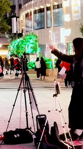 【路上ライブ】笑顔で話しかけてきた女性に、「ギフト」を贈ったら 「何という曲ですか？」 路上でオリジナルソングを歌っていたら 立ち止まって聴いていた女性から笑顔で話しかけられて、、、 路上という場所を行き交う人々は 音楽を特別に聴きに来たのではなく 日常をその瞬間も生きている人達。 そんな誰にも開かれている場所だからこそ ボクがそこで歌い続けてきた理由があるのかもしれない。 今日も心触れ合い笑顔になれる瞬間が 路上に生まれました。 #路上ライブ #ストリートライブ