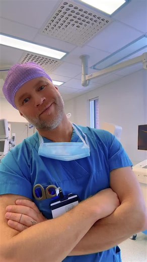 Chinese Singing Nurse Entertains Patients with Mandarin Songs