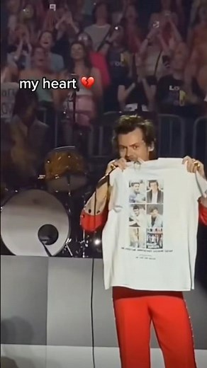 Harry Styles Gets Emotional Holding a One Direction Shirt 😭💔✨
