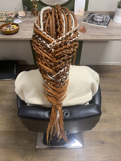 ✨ Diane's Updo corner ✨ Anouk was back in the salon and this time after her Locks of Love transformation, she got a chance to rock the beautiful Fishtail braid created by Diane! 🐟 A beautiful updo, one to make an impression 🤎 We recommend doing this one with assistance, otherwise it can be quite an arm workout 😉 The dreadlocks Anouk chose this time are a mix of Thin Renate's Locks of Love GoGinger with Ash Blonde, all in back length 😉 Let us know which hairstyles you want to see next 💇‍♀️ #