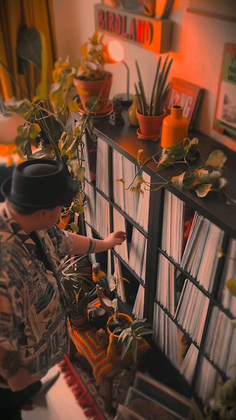 Vinyl In Days (@vinylindays) - Smooth Vibes: Your Love Is King on the Turntable