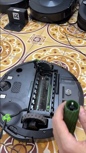 Lưu ý vệ sinh chổi chính iRobot Roomba #robot_hút_bụi #robot_hút_bụi_lau_nhà #irobot #irobotroomba