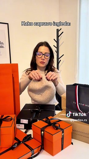 Ljudi misle da moj nervni slom izgleda ovako: gomila suza i toalet papira! Ali prava istina? Perfex u torbi, kese u rukama, a osmeh na licu! 🛍️ #fypbalkan #balkantiktok #foryou #perfex #novagodina #zabava