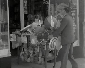 #OnThisDay 1957: "Sometimes the sun does shine, and the big gamble pays off" Eye to Eye followed those brave, optimistic holidaymakers who pinned all their hopes and savings on the weather at British seaside resorts. This is lovely. | BBC Archive