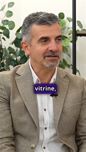 Durerea la mers, localizată frecvent în pulpa piciorului, este cel mai timpuriu și cel mai sugestiv simptom al bolii arteriale periferice. Apare progresiv, obligă la pauze repetate și poate evolua până la durere permanentă atunci când circulația este grav afectată. O explicație clară oferită de dr. Adrian Pavel, medic radiolog intervenționist, a mecanismului care transformă un simplu disconfort într-un semnal de alarmă vascular. #podcast, #boalaarterialaperiferica ,#durere, #circulatieperiferica