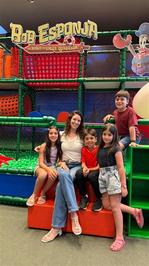 Renata Lucena on Instagram: "No Pátio Savassi, as crianças se divertem no espaço temático do Bob Esponja (gratuito, com agendamento pelo app Multi), e depois a gente aproveita pra passear, fazer compras e curtir juntos. 🕛 Todos os dias, das 12h às 20h até 01/02. 🎯 Para crianças de 3 a 12 anos (sessões de 30 minutos – crianças devem estar acompanhadas pelo responsável) E tem mais: 🧦 A cada R$ 400,00 em compras, cadastrando as notas no App Multi, você garante um par de meias do Bob Esponja 🎮 E
