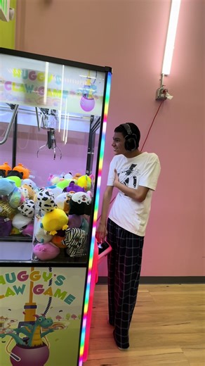 Thomas Plays Huggy’s Claw Game at Kids Empire