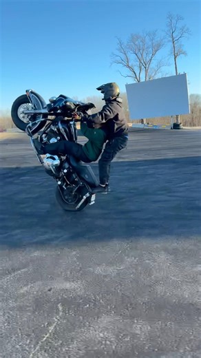 Tandem wheelies on a bagger #bagger #harleydavidson #wheelies #stunting r