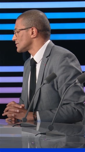 C’est la plus grande séquence de tous les temps j’en ai bien peur. Le sac qui pop, la surprise dans son regard, la description du contenu, l’indication des prix, son refus, les présentateurs qui se goinfrent, gros plan sur le poulet, gros plan sur Bouamrane.Mes amis, le CINÉMA.