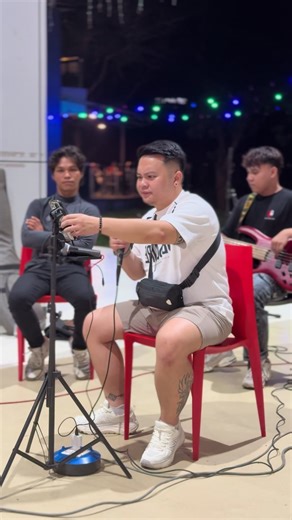 Busker dan Angkol: Momen Nyanyi yang Menghibur