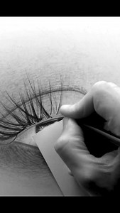 👁️✏️ Cómo dibujar pestañas realistas (sin que se vean falsas o rígidas) Las pestañas no son líneas rectas pegadas al ojo. Son pequeños grupos de pelos curvos que nacen desde el párpado y siguen la forma del globo ocular. Cuando se entienden así, el ojo cambia por completo. Tip artístico 🎨 Primero construye el ojo con volumen y sombra. Las pestañas son el toque final, no el punto de partida. Empieza siempre desde el párpado superior, trazando curvas suaves hacia afuera y ligeramente hacia arrib