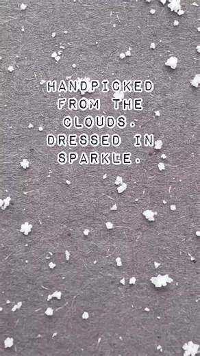 I am always struck by how adaptive a snowflake truly is. A snow crystal adjusts its branching based on humidity and temperature as it falls. It does not resist the air around it. It responds. That responsiveness feels like one of winter’s quiet lessons. 💛❄️ #preservedsnowflake #snowcrystal #snowflake #tinyart #naturejewelry