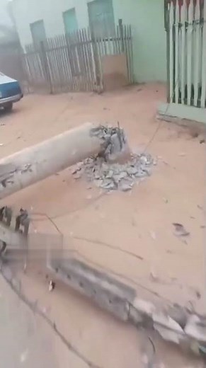 Carro bate e derruba dois postes em São Domingos do Norte