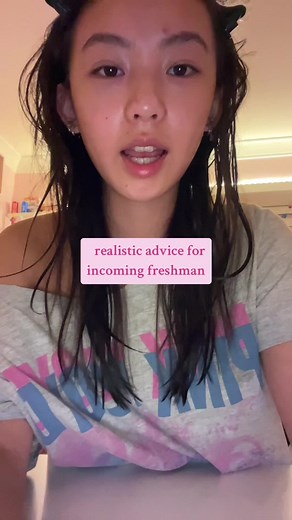 here is some REALISTIC advice for incoming freshman! all the pack my bag vids full of random travel items arent really gonna helo you 😭 hope this helps 🫶 • • • #fyp #studytok #foryou #schooladvice #freshman #freshmanyear #highschool #productivity #motivation