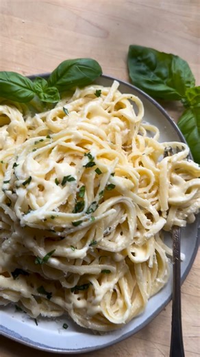Deliciously creamy and decadent, this easy homemade alfredo linguini recipe is sure to be loved by the whole family. Ready to eat in less than 30 minutes, it’s great as a side dish to your favorite protein, or as a main dish all on its own. Full recipe is on the site 🩷🐥 | Easy Cheap Recipes