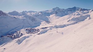 Vous ne savez pas quoi faire en Avril ? Venez skier et profiter du Live in Tignes by Francofolies ! 3 jours de concerts gratuits du 17 au 19 avril avec les plus grands artistes 🤗🎤 | Tignes