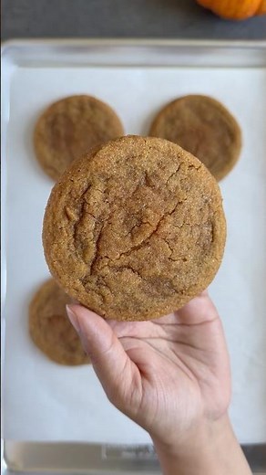 🎃 Brown butter chewy pumpkin snickerdoodle cookies. Recipe is up on my blog 🫶