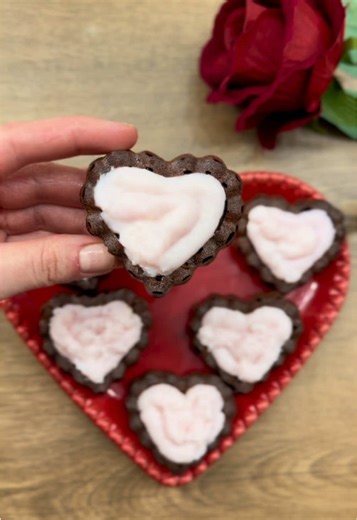 ENG 🇬🇧⬇️ 🍫❤️ Walentynki na słodko, ale z głową! Kolejna propozycja deseru walentynkowego 💌 Czekoladowe ciastka malinowy budyń = duet idealny 😍 Miękkie, czekoladowe… ❤️ Idealne na randkę w domu, dla dzieci albo po prostu – dla siebie ✨ Zapisz, wypróbuj i daj znać, czy smakowało 🥰 A po więcej inspiracji wpadaj regularnie 👉 @aktywnie_u_mamy ENG 🇬🇧 🍫❤️ Valentine’s Day – sweet, but balanced! Another Valentine’s dessert idea 💌 Chocolate cookies raspberry pudding = a perfect match 😍 Soft, c