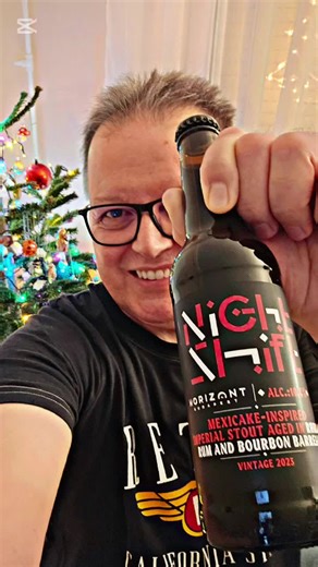 #CapCut Amikor az éjszakai műszak valami egészen mást jelent... 🌙✨ A @horizontbrewing Night Shift 2023 évjárata nem csak egy sör, hanem egy folyékony ünnepi desszert. ​Ez a Mexicake-inspirálta Imperial Stout 10,4%-os alkoholtartalmával és a karibi szigetekről származó rumos, valamint amerikai bourbon hordós érlelésével minden kortyban tartogat valami újat. Fahéj, chili, csokoládé és a hordók fás-vaníliás jegyei – a tökéletes egyensúly 12 hónap türelem után. ​Ti kivel osztanátok meg ezt a palack