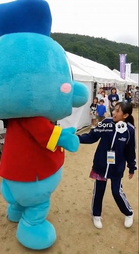 地域の祭り会場で奮闘する地元の中学生ボランティアたち