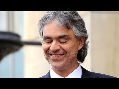Andrea Bocelli : comment le chanteur italien est-il devenu aveugle ?