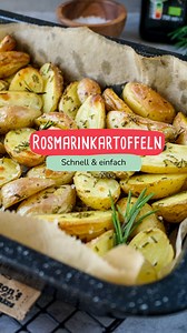 Knusprige Rosmarinkartoffeln aus dem Ofen: goldbraun, knusprig und voller Aroma – diese Ofenkartoffeln mit frischem Rosmarin sind der perfekte Snack oder die ideale Beilage! 🥔✨Perfekt zu Fleisch, Fisch oder einfach solo mit Dip! 🤔 Bist du Team knusprig oder weich? 1 kg kleine Kartoffeln (z.B. Drillinge) 4 EL Olivenöl 1 TL Salz 3 EL Rosmarin (gehackt) 🔗 Ausführliche Infos zum Rezept gibt es hier: https://www.familienkost.de/rezept_rosmarinkartoffeln_aus_dem_ofen.html 🍽️ Wasche die Kartoffeln 