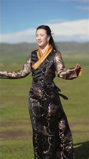 the most popular Tibetan dance song "Golden Mountais"