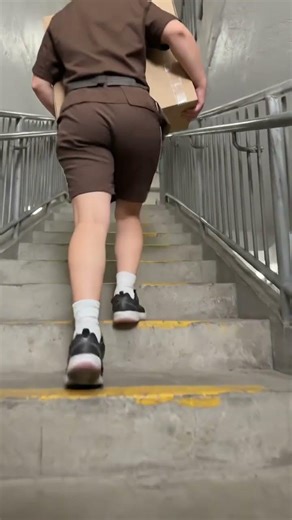 Olivia makes another delivery #sneakerfetish #soles #shoegazing #kicksaddict #stepdown