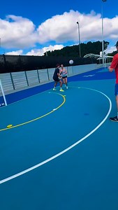 Best session with this talented family 🙌 AFL & cricket athletes Jacob and Sam stepping into netty to challenge their cousin Maddi as she gears up for her season 💥 Cross-code skills, laughs, and plenty of competition! #FamilySessions #CrossCodeChallenge #NetballSkills #GameOn #netballtraining | SBNetball - Elite Coaching & Performance Wear