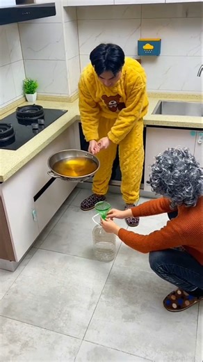 No-Mess Oil Pour 🛢️ New Viral Gadgets, Smart Appliances, Kitchen Utensils/Home Inventions #shorts