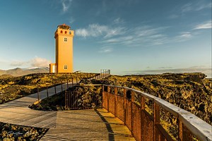 从天际线到海浪：冰岛Svörtuloft灯塔的航拍之旅