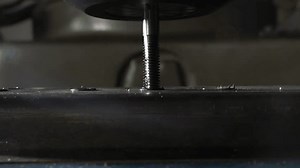 「技術者が特殊なドリルで旋盤にねじを作る」の動画素材（ロイヤリティフリー）1104245773 | Shutterstock